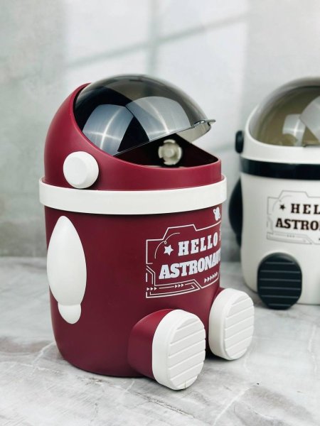 سلة مهملات بلاستيك شكل رائد فضاء