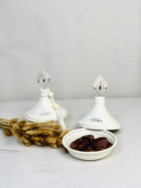 تمرية بيج وذهبي مع غطاء