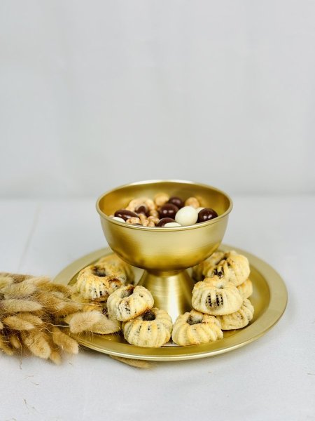 تمرية / مضيفة مع صحن ذهبي