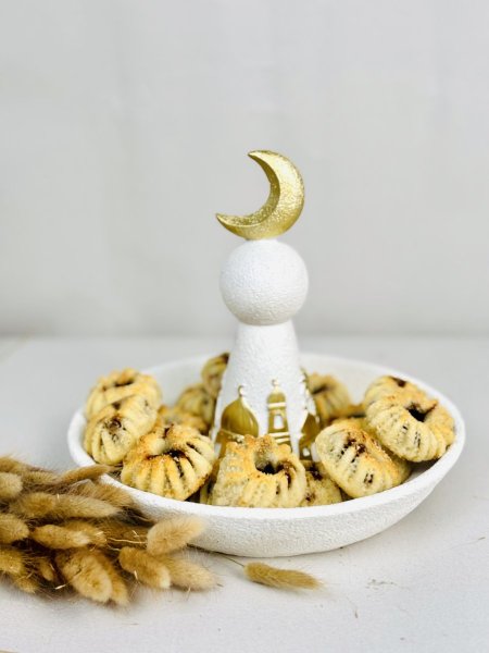 مضيفة / معمول / قطايف / فواكه ابيض مع هلال