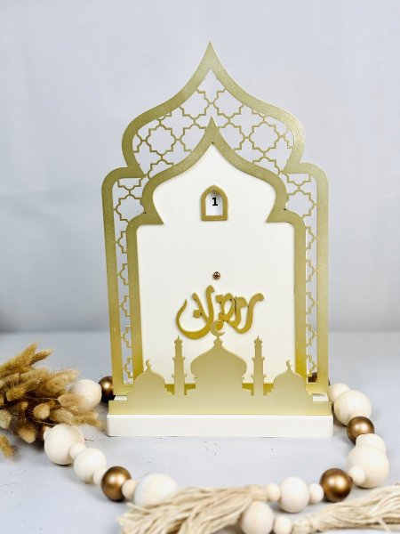 رزنامة رمضان شكل محراب مع مسجد بيج وذهبي