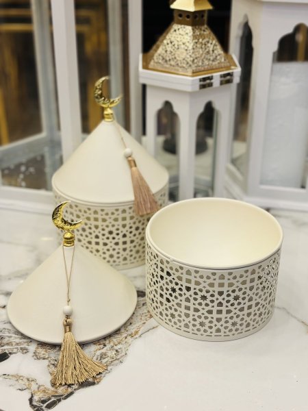 مضيفة / تمرية / معمول / مكسرات مجورة مع غطاء قبة