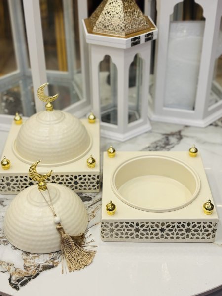 مضيفة / تمرية / معمول / مكسرات مربعة مجور مع غطاء قبة