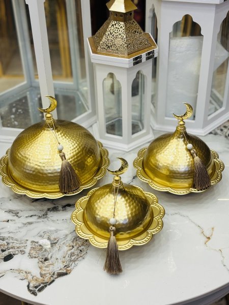 مضيفة / تمرية / معمول / مكسرات ذهبية مجور مع غطاء