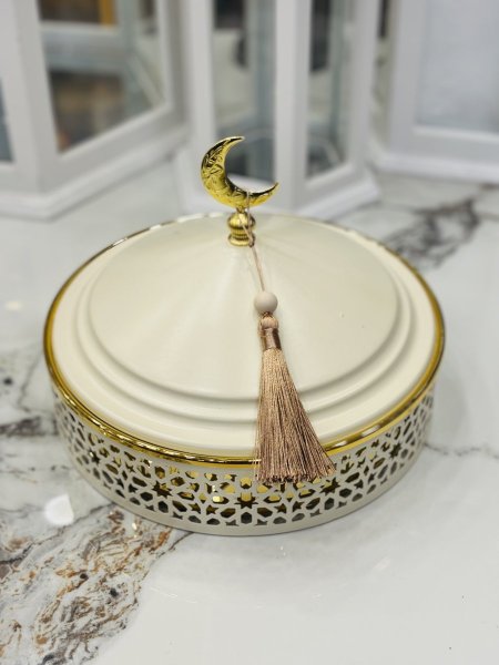 مضيفة / تمرية / معمول / مكسرات بيج مع غطاء هلال