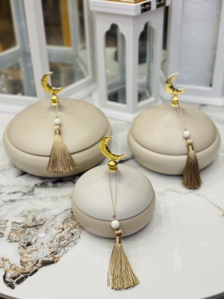 مضيفة / تمرية / معمول / مكسرات مع غطاء هلال