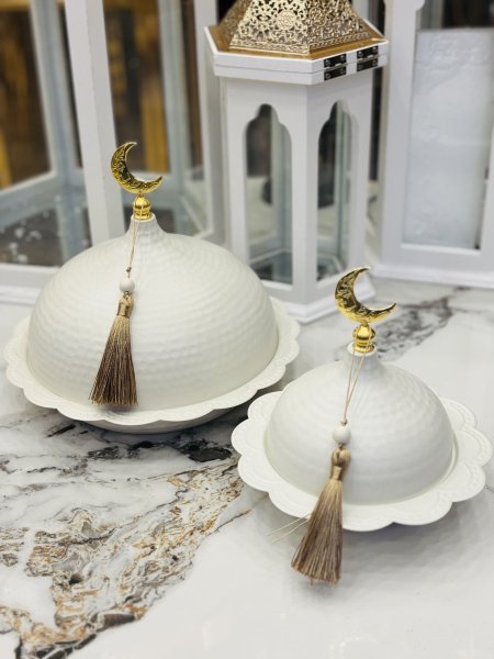 مضيفة / تمرية / معمول / مكسرات مع غطاء هلال