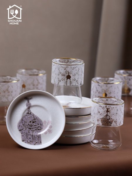طقم 6 كاسات / استكانات شاي شفاف دبل جلاس مع 6 صحون اوف وايت حز ذهبي مرسم شكل مسجد كتابة ( بالمحبة )