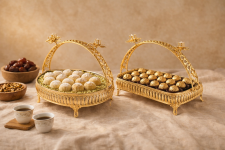 مضيفة معدن ذهبي مخرمة مع يد قاعدة زجاج