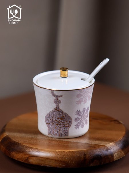 سكرية بورسلان مع معلقة وغطاء اوف وايت مع ذهبي مرسم شكل مسجد كتابة ( بالمحبة )