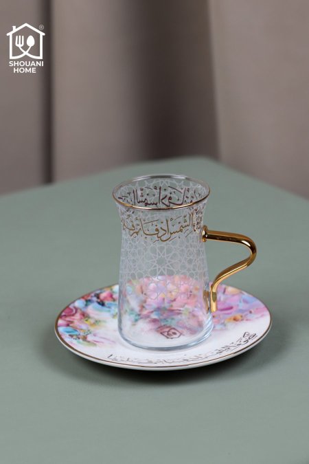 طقم 6 استكانات شاي يد مع 6 صحون اوف وايت موردة زهري اطار ذهبي مع كتابة { كَضَوْءِ الشَّمْسِ أَدْفَأْتُمْ قُلُوبَنا }