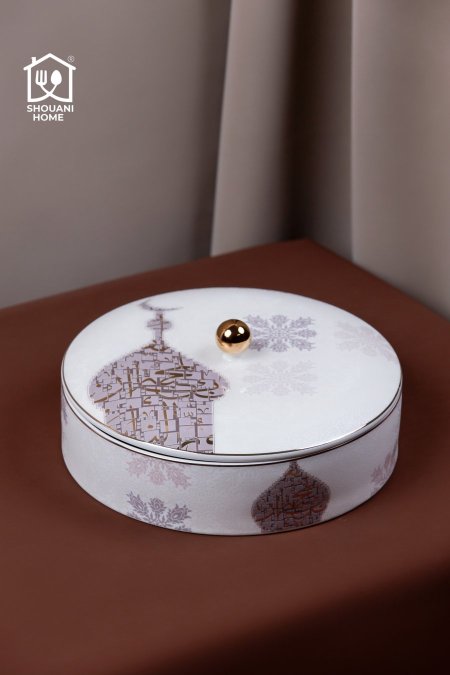 مضيفة بورسلان دائرية اوف وايت مع غطاء حز ذهبي مرسم شكل مسجد كتابة (َيْقِظْ شُعُورَ الْمَحَبَّةِ إِنْ غَفَا لَوْلَا شُعُورُ النَّاسِ كَانُوا كَالدُّمَى)