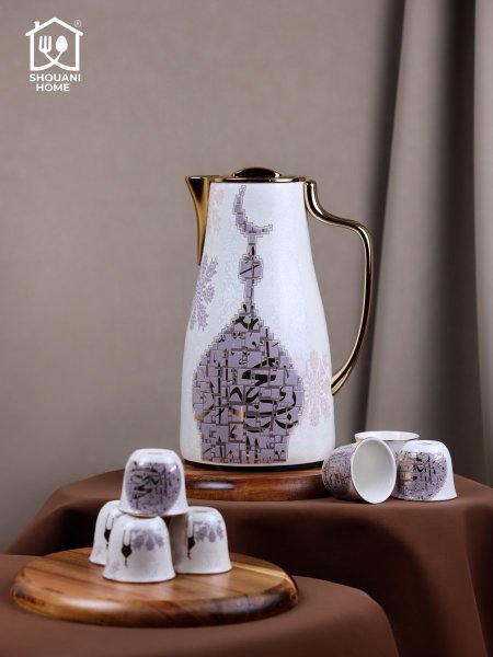 دلة قهوة بورسلان اوف وايت مع ذهبي مرسم شكل مسجد كتابة ( بالمحبة )