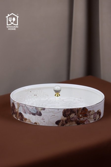 مضيفة بيضاوية بورسلان اوف وايت مع غطاء حز ذهبي مورد شكل مسجد كتابة (َيْقِظْ شُعُورَ الْمَحَبَّةِ إِنْ غَفَا لَوْلَا شُعُورُ النَّاسِ كَانُوا كَالدُّمَى)