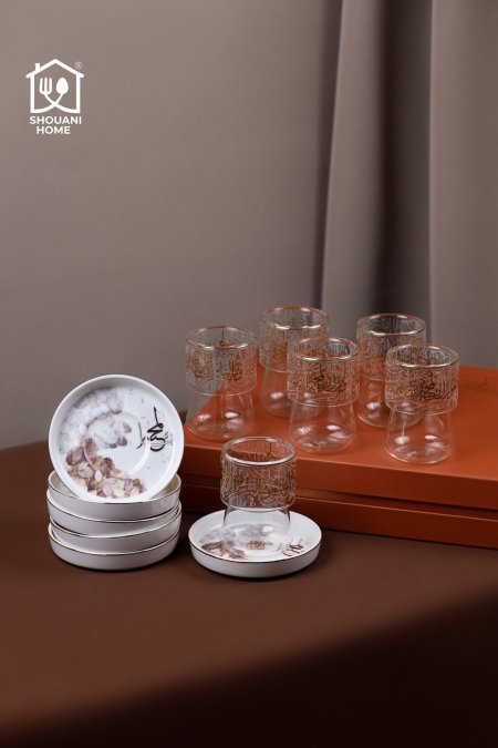 طقم 6 كاسات / استكانات شاي شفاف دبل جلاس مع 6 صحون اوف وايت حز ذهبي مورد شكل مسجد كتابة ( بالمحبة )