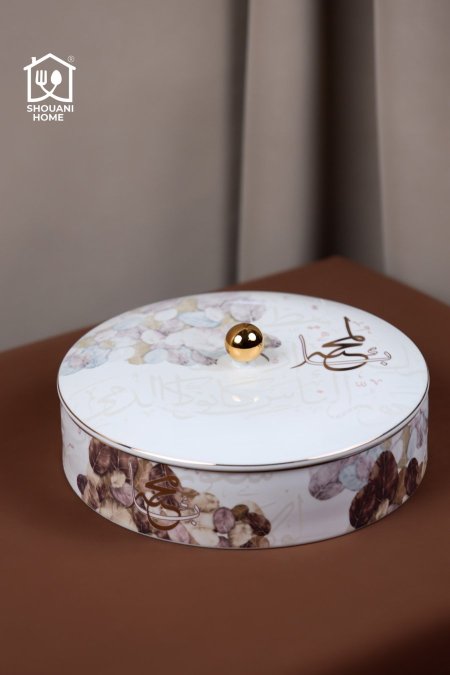 مضيفة بورسلان دائرية اوف وايت مع غطاء حز ذهبي مورد شكل مسجد كتابة (َيْقِظْ شُعُورَ الْمَحَبَّةِ إِنْ غَفَا لَوْلَا شُعُورُ النَّاسِ كَانُوا كَالدُّمَى)