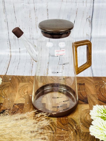 أبريق زيت زجاج مع يد وغطاء خشب غامق