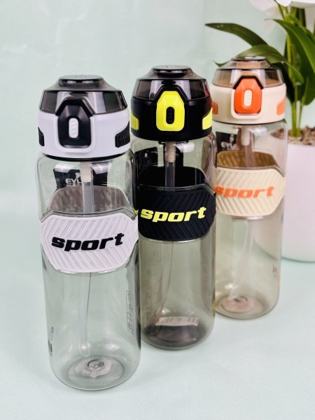 مطرة ماء بلاستيك مع غطاء و مصاصة محكمة بالوان عشوائية SPORT
