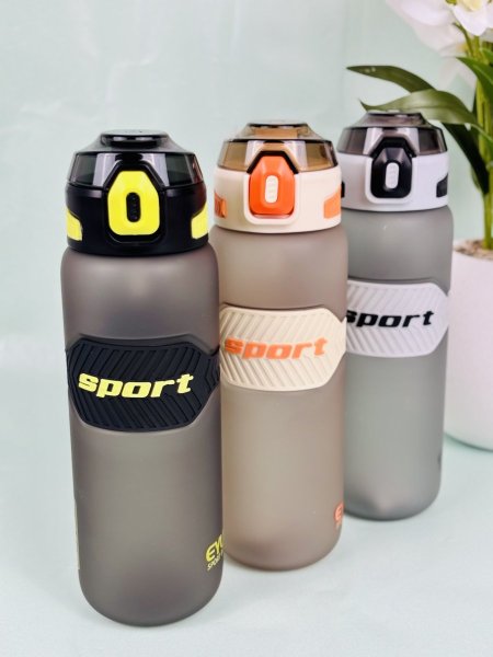 مطرة ماء بلاستيك مع غطاء و مصاصة محكمة بالوان عشوائية SPORT