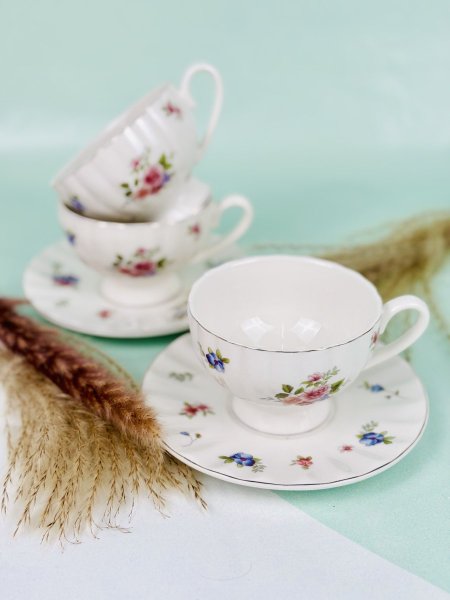 مج بورسلان مع قاعدة مذهب مرسم ورد صغير مع صحن كبير