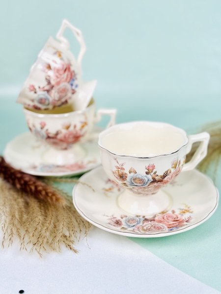 مج بورسلان مع قاعدة مذهب متعرج مرسم ورد مع صحن كبير