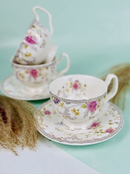 مج بورسلان مع قاعدة مذهب متعرج مرسم ورد مع صحن كبير