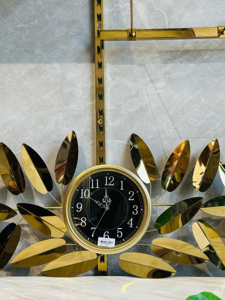 برواز معدن مع ساعة ذهبي