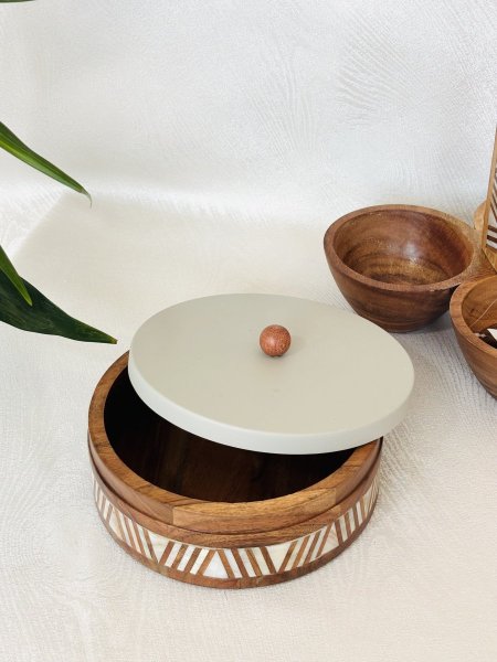 مضيفة معمول خشب طبيعي دائري اطار ريزن مع غطاء معدن سكني ( دمشق )
