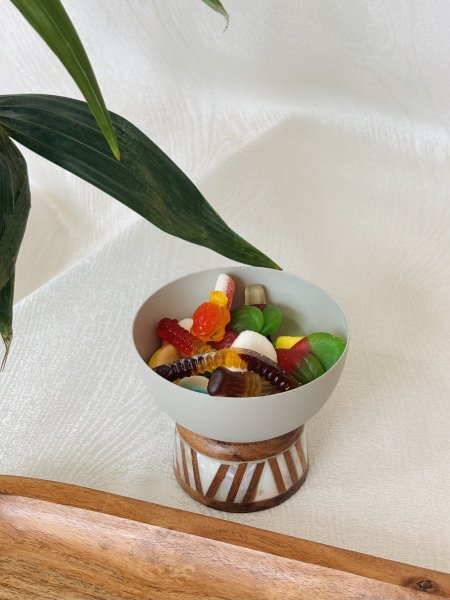 زبدية / صحن مكسرات معدن سكني مع خشب طبيعي اطار ريزن ( دمشق )