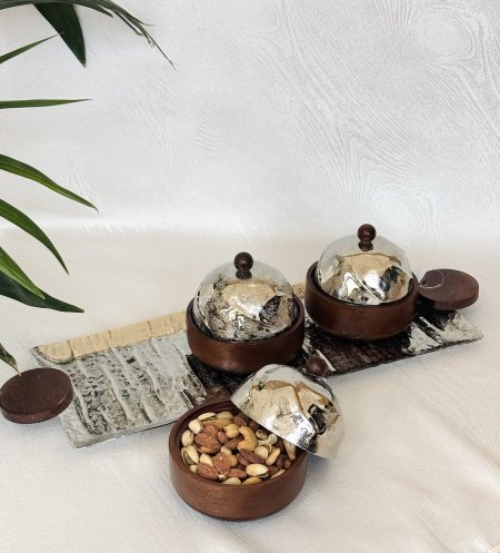 مضيفة مكسرات / مجففات 3 زبادي خشب طبيعي مع غطاء وصينية معدن سلفر مع يد خشب