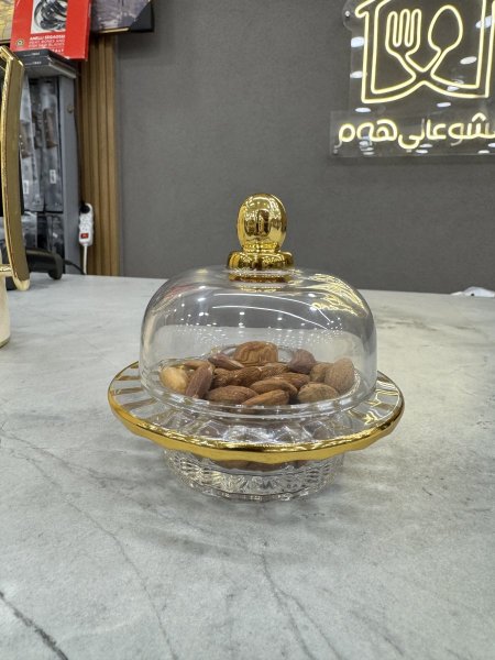 مضيفة صغيرة اطار ذهبي