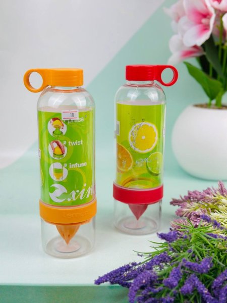 مطرة ماء شفافة مع كوب