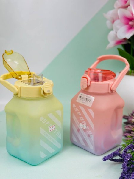 مطرة ماء مربعة مع يد