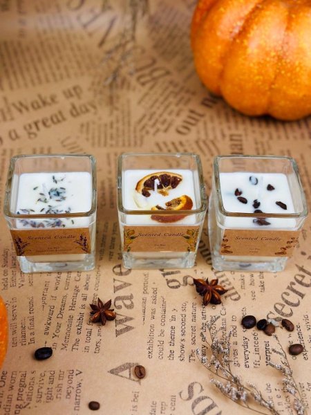 شمعة معطرة مع كاسة زجاج مربعة