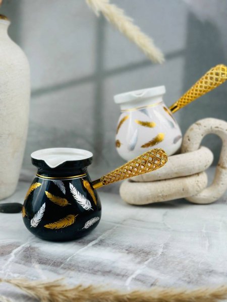 غلاية قهوة مع يد ذهبي