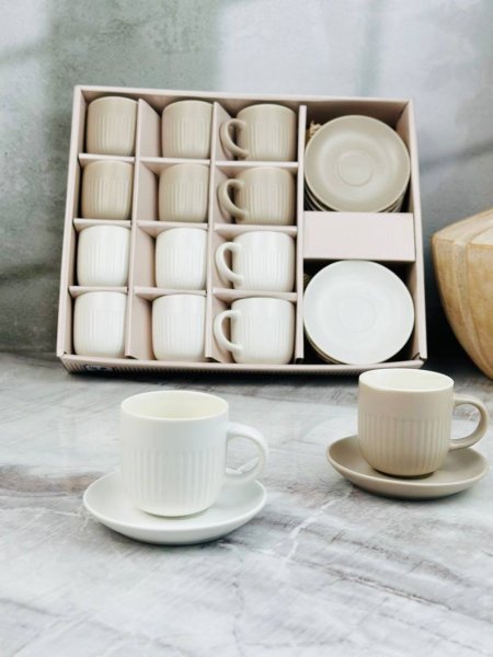 طقم فناجين 12+12 مع صحون محزز سادة مع يد