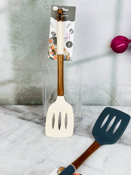 مغرفة سيليكون يد خشب غامق اطار سيليكون مجراد محزز