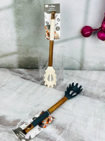 مغرفة سيليكون يد خشب غامق اطار سيليكون معكرونة